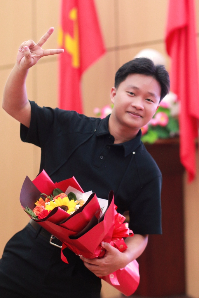 Nguyễn Văn Hải nhận hoa chúc mừng tại Talkshow Unlock The Path